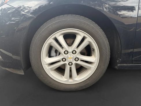 Used 2017 Chevrolet Cruze LT w/ Convenience Package FWD image 9