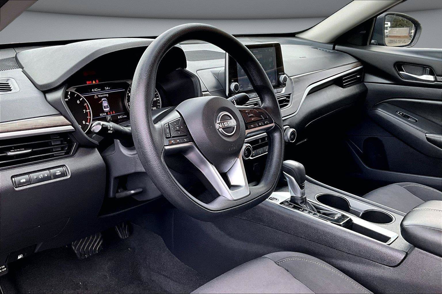 Used 2025 Nissan Altima 2.5 SV FWD image 17