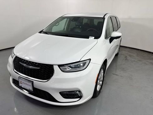 Used 2023 Chrysler Pacifica Touring-L FWD image 24