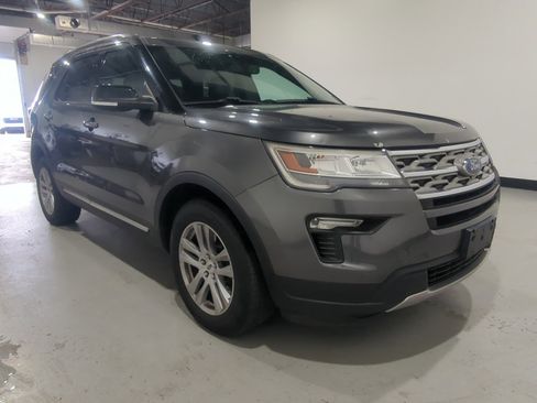 Used 2018 Ford Explorer XLT w/ Equipment Group 202A image 4