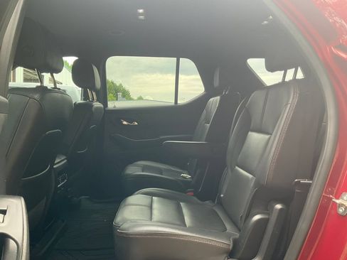 Used 2022 Chevrolet Traverse RS FWD image 14