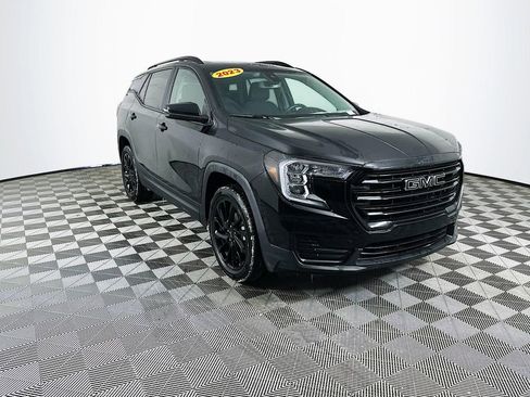 Used 2023 GMC Terrain SLE w/ Driver Convenience Package image 2