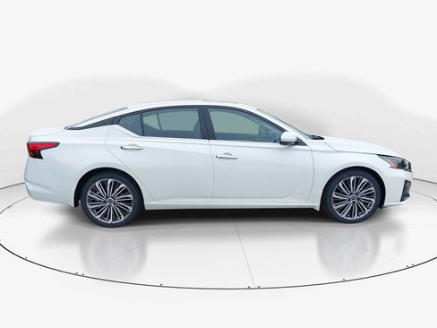 Used 2025 Nissan Altima 2.5 SL FWD image 9
