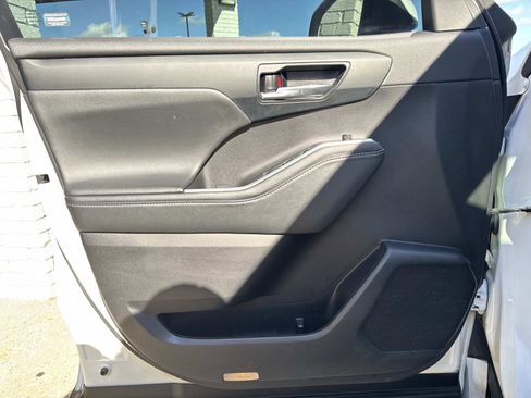 Used 2022 Toyota Highlander XLE image 18