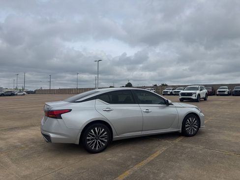 Certified 2024 Nissan Altima 2.5 SV w/ SV Premium Package FWD image 17
