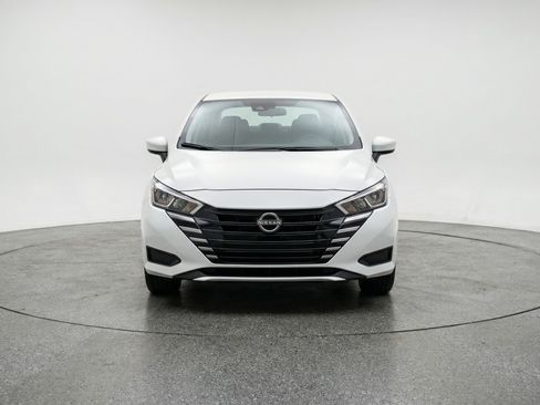 Used 2025 Nissan Versa SV image 2