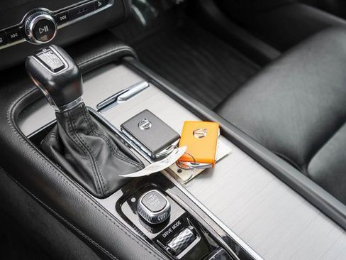 Used 2021 Volvo XC90 T5 Momentum w/ Protection Package Premier image 26