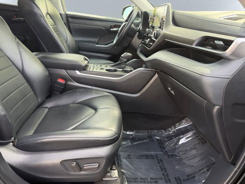 Used 2022 Toyota Highlander XLE AWD/4WD image 20