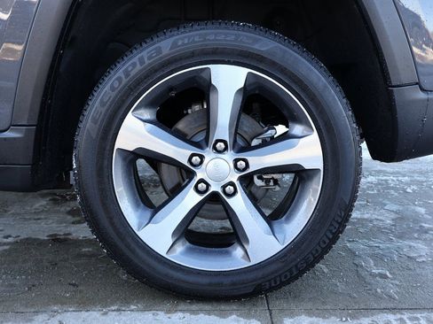 Used 2024 Jeep Grand Cherokee Limited w/ Luxury Tech Group II image 39