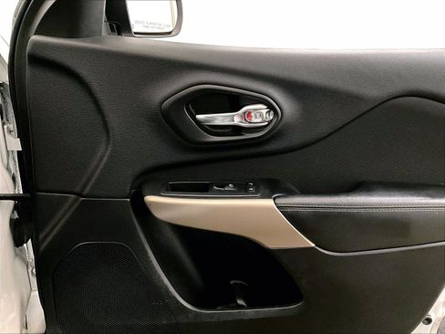 Used 2018 Jeep Cherokee Latitude w/ Altitude Package image 24