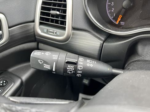 Used 2020 Jeep Grand Cherokee Laredo w/ Security & Convenience Group image 16