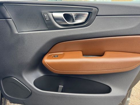 Used 2018 Volvo XC60 T6 Momentum w/ Vision Package image 22