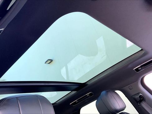 Used 2025 Land Rover Range Rover Sport SE image 13