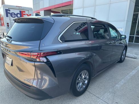 Used 2021 Toyota Sienna XLE FWD image 1