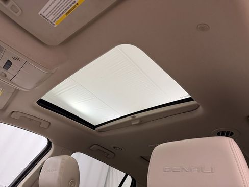 Used 2021 GMC Acadia Denali w/ Denali Technology Package image 9