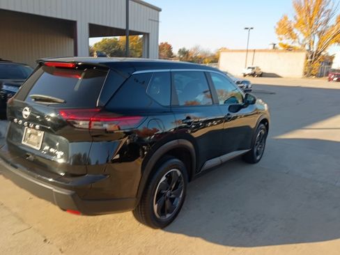 Used 2024 Nissan Rogue SV image 9