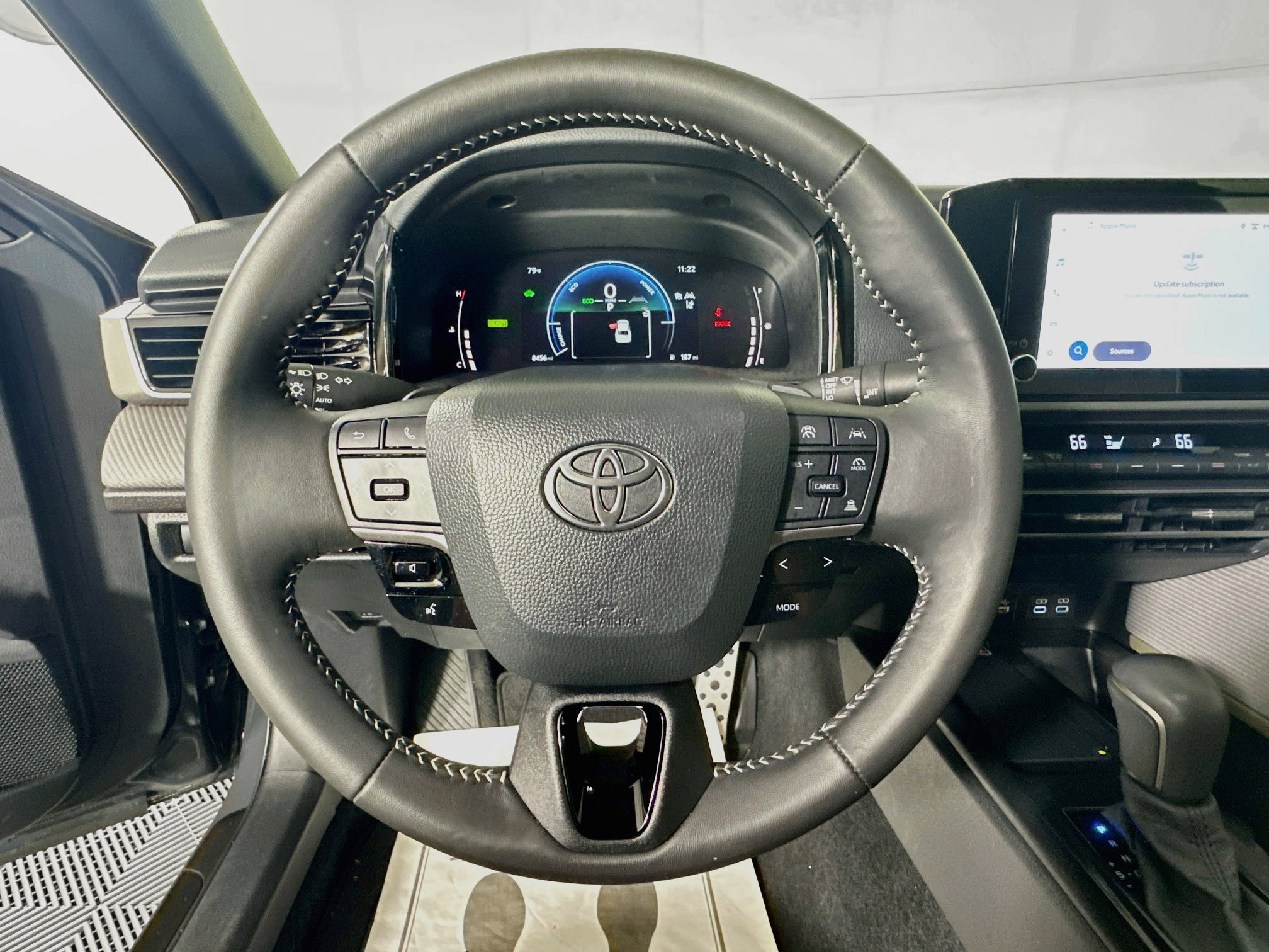 Used 2025 Toyota Camry SE FWD image 15