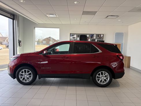 Used 2024 Chevrolet Equinox LT image 2