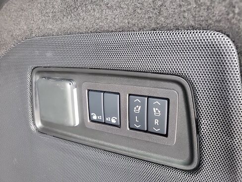 Used 2025 Cadillac Escalade Premium Luxury image 16