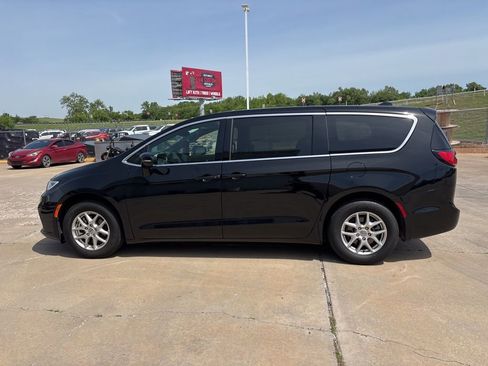 Used 2025 Chrysler Pacifica Select FWD image 3