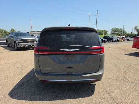 Used 2025 Chrysler Pacifica Select FWD image 6