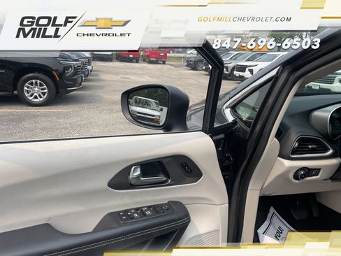 Used 2023 Chrysler Pacifica Touring-L FWD image 12