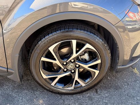 Used 2022 Toyota C-HR XLE image 16