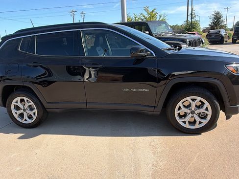 Used 2025 Jeep Compass Latitude image 7