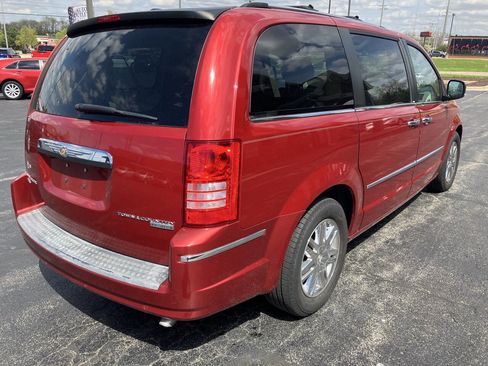 Used 2009 Chrysler Town & Country Limited w/ Entertainment Group #3 FWD image 3