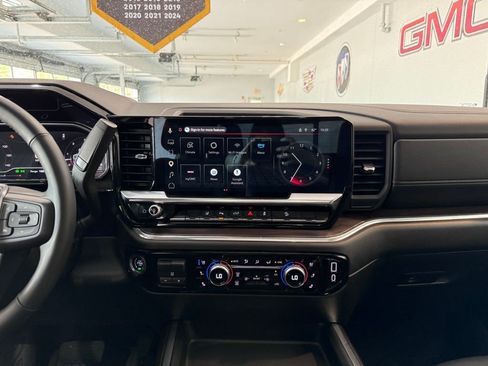 Certified 2025 GMC Sierra 2500 SLT w/ SLT Premium Package AWD/4WD image 18
