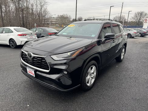 Used 2023 Toyota Highlander LE image 2