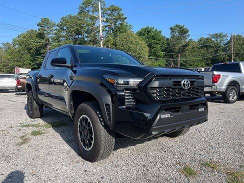 Used 2024 Toyota Tacoma TRD Off-Road image 3
