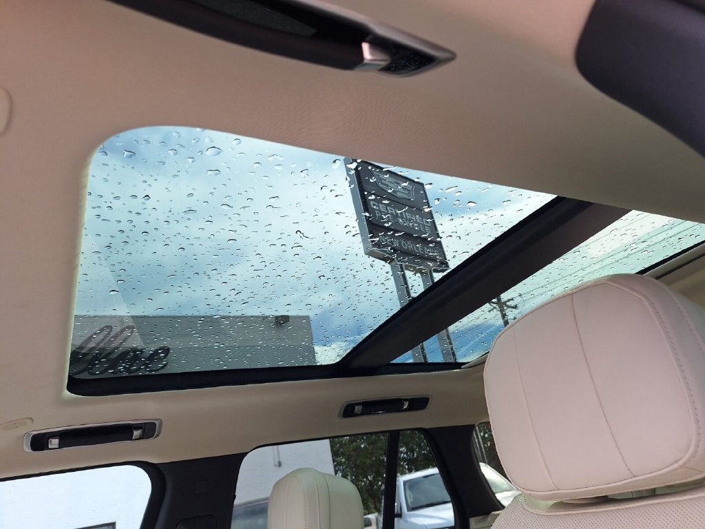 Used 2025 Land Rover Range Rover SE AWD/4WD image 22