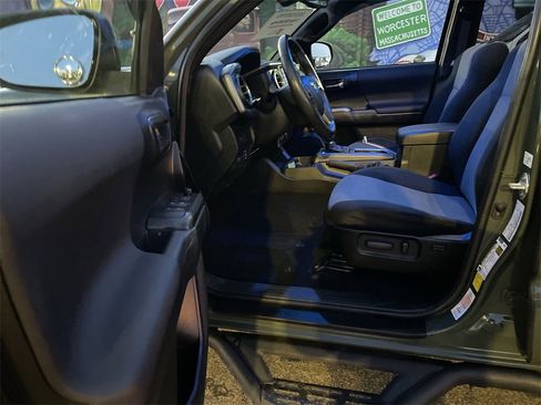 Used 2021 Toyota Tacoma TRD Sport w/ Technology Package image 14