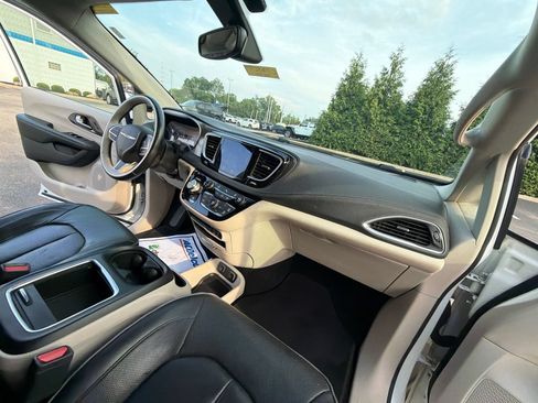 Used 2018 Chrysler Pacifica Limited FWD image 27