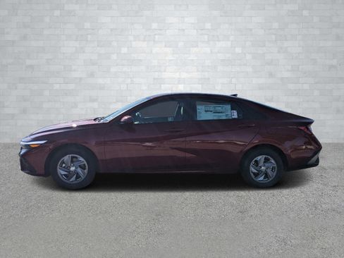 New 2025 Hyundai Elantra SE image 8