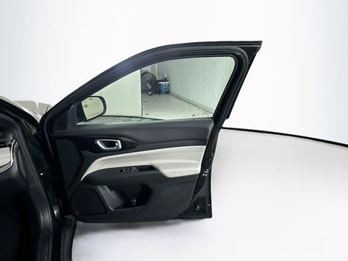 Used 2023 Jeep Compass Limited image 30