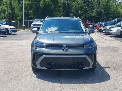 Certified 2025 Volkswagen Taos SE w/ Panoramic Sunroof Package FWD image 2