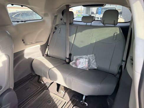 Used 2021 Toyota Sienna Limited image 19