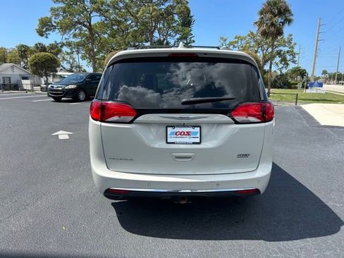 Used 2020 Chrysler Pacifica Touring-L Plus image 5