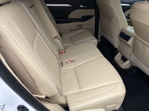 Used 2019 Toyota Highlander XLE image 32
