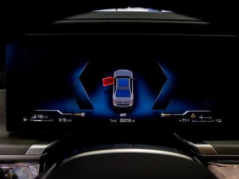 Used 2026 BMW 750e xDrive w/ Autobahn Package image 17