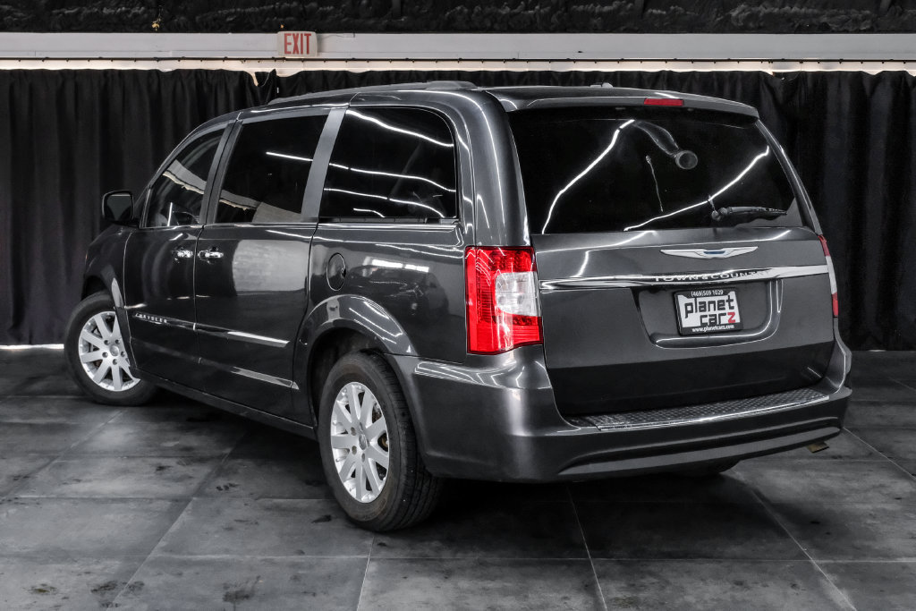 Used 2015 Chrysler Town & Country Touring w/ Driver Convenience Group FWD image 10