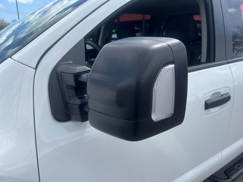 Used 2024 Nissan Titan SV w/ SV Convenience Package image 30