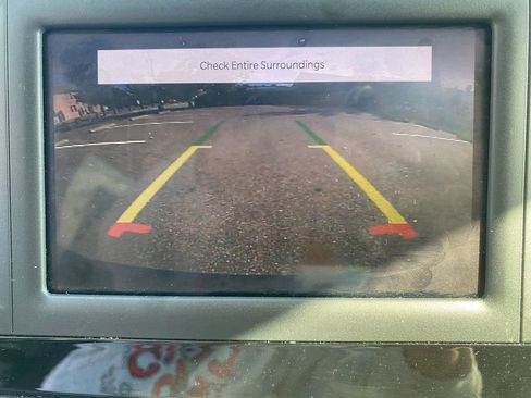 Used 2022 Chrysler Voyager LX image 21