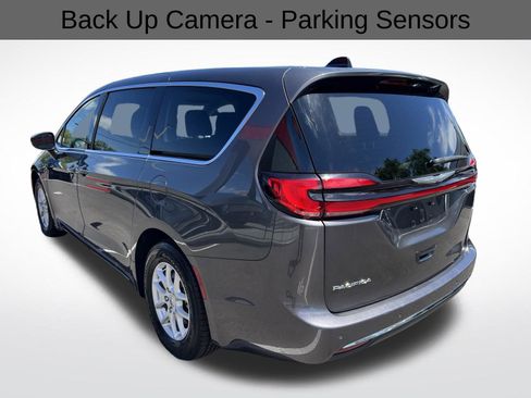 Used 2023 Chrysler Pacifica Touring-L image 7