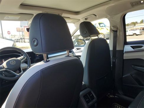 Used 2025 Volkswagen Taos SE w/ Panoramic Sunroof Package image 11