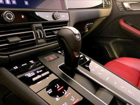 Certified 2023 Porsche Macan Turbo image 17