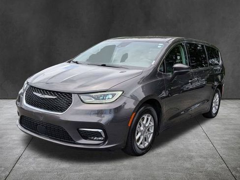 Used 2023 Chrysler Pacifica Touring-L FWD image 9