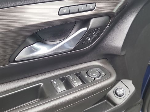 Used 2023 GMC Terrain SLT image 19